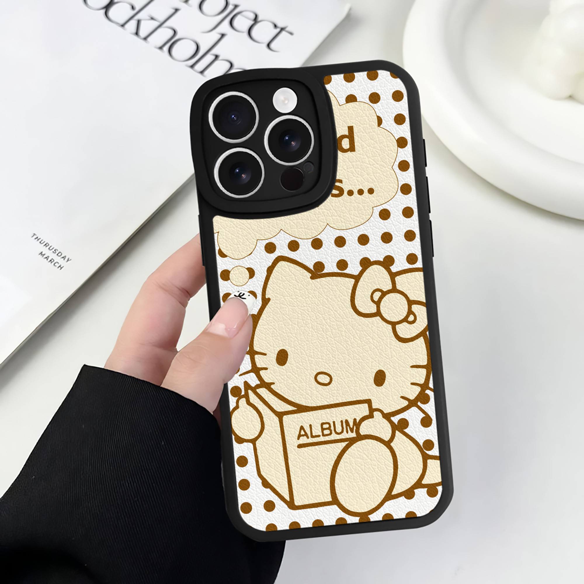 （画像用） Hello Kitty ハローキティ 【iPhone 16シリーズ対応】シリコンスマホケース（レザー調） 材質：シリコン